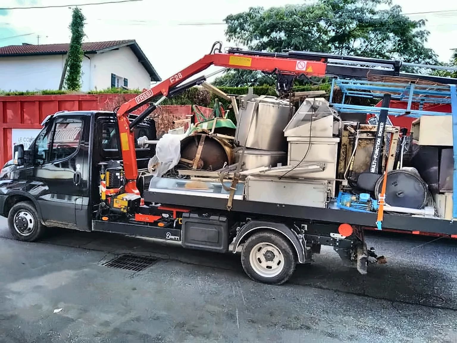 Débarras d'un laboratoire alimentaire à Saint-Étienne-de-Baïgorry (Pays Basque) — enlèvement de métaux au camion-grue